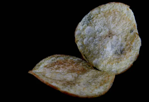 Batatas Fritas Crocantes São Isoladas Fundo Preto — Fotografia de Stock