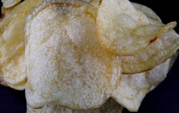 Burgonyaszirom Fekete Háttérrel Ropogós Chips — Stock Fotó