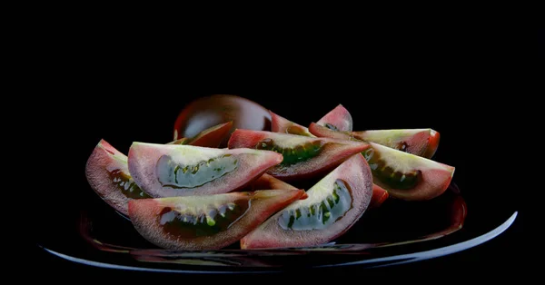 成熟的西红柿放在一个黑色盘子上 卡玛托西红柿 — 图库照片