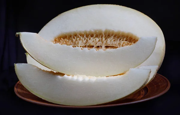 Slices Ripe Melon Half Melon Clay Plate — Stok fotoğraf