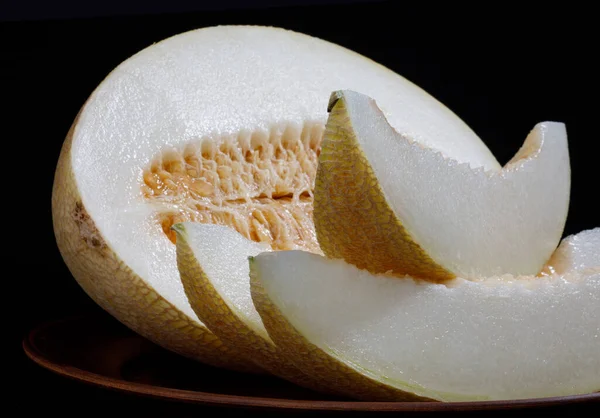 Slices Ripe Melon Half Melon Clay Plate Side View — Stok fotoğraf
