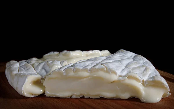 Dos Trozos Queso Camembert Encuentran Una Tabla Madera Queso Camembert — Foto de Stock