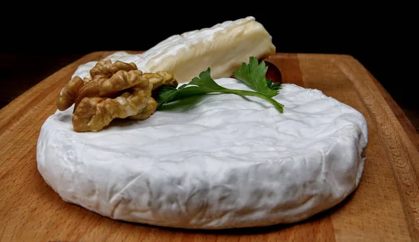 Círculo Queso Camembert Con Moho Blanco Noble Una Rebanada Queso — Foto de Stock