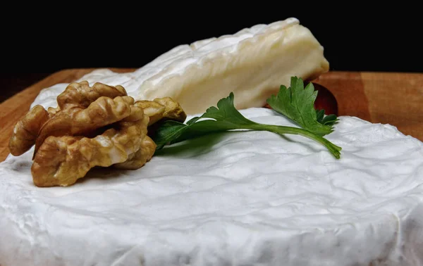 Círculo Queso Camembert Con Moho Blanco Noble Una Rebanada Queso — Foto de Stock