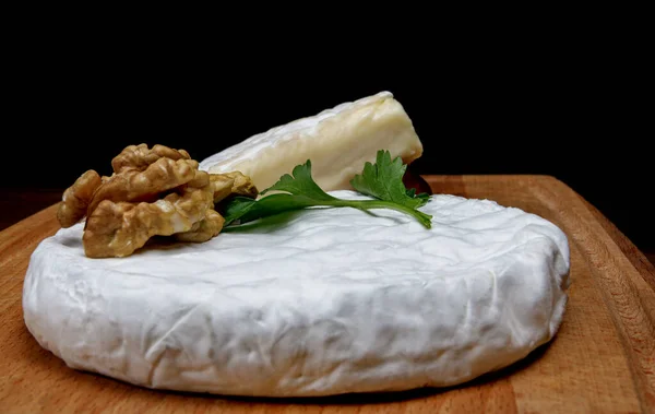 Circle Camembert Cheese White Noble Mold Lies Wooden Board — Zdjęcie stockowe