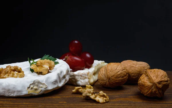 Círculo Queso Camembert Encuentra Una Tabla Madera — Foto de Stock