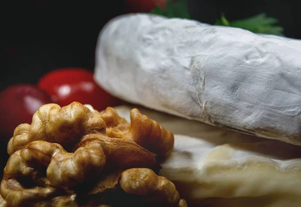 Círculo Queso Camembert Encuentra Una Tabla Madera — Foto de Stock