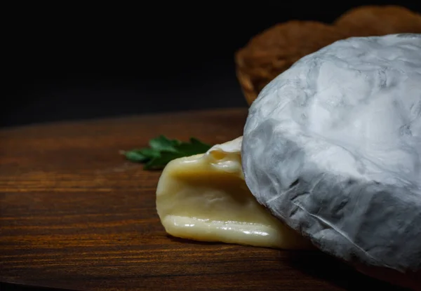 一个圆的迷迭香奶酪 一块切碎的奶酪和坚果 — 图库照片