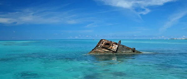 Navio naufragado em um mar tropical — Fotografia de Stock
