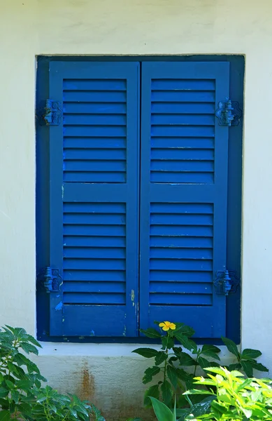 Zamknięte okiennice - niebieski — Zdjęcie stockowe