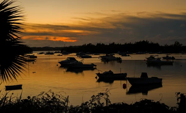 Barcos ao pôr do sol — Fotografia de Stock