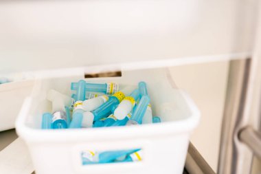 Şırıngalarda birden fazla tıbbi amaç için kullanılan mavi başlıklı iğne başları ya da trokar iğneleri. Doktorun iğne uçlu kutusu..