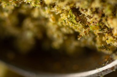 Marihuana, çiçek esrarı, trikolar ve pastaların makro görünümü.