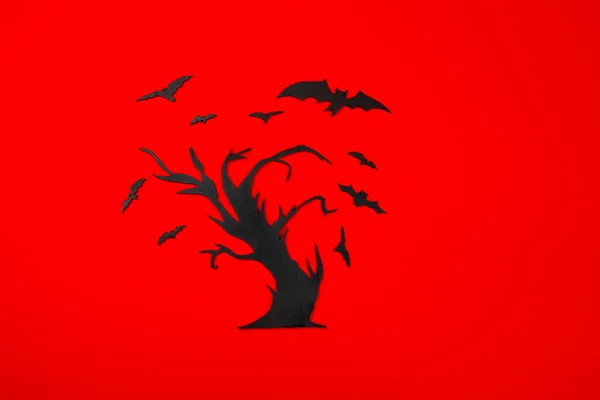 Halloween Árvore Esculpida Preto Com Morcegos Voadores Fundo Vermelho — Fotografia de Stock