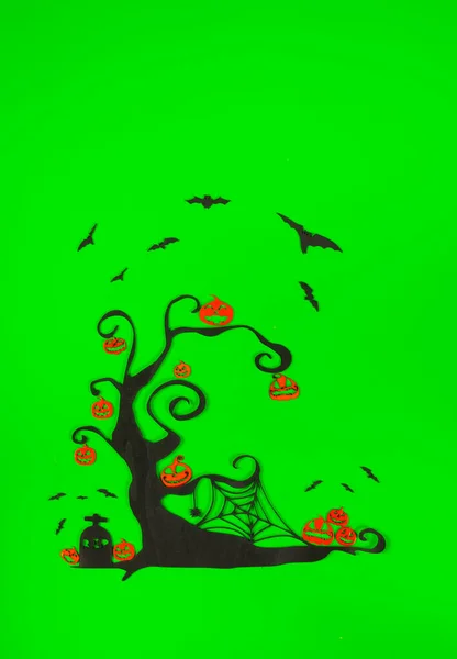 万圣节橙色南瓜 有黑树 绿色背景上刻着蝙蝠飞舞 — 图库照片