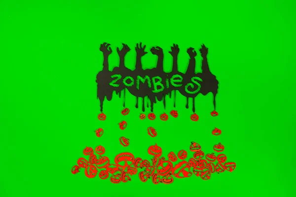 Halloween Naranja Calabazas Letras Zombies Tallados Madera Sobre Fondo Verde — Foto de Stock