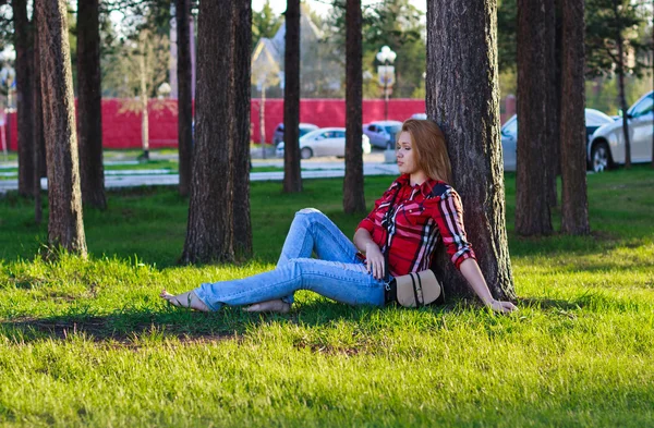 Chica descansando bajo un árbol — Foto de Stock