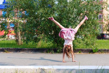 ayakta eller, bacaklar beyaz arka plan üzerinde izole havada tutan kız