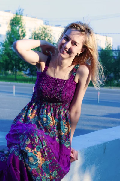 Smilende ung jente – stockfoto