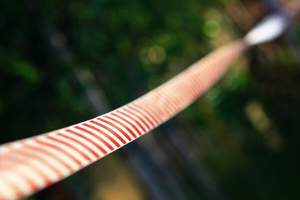 красная белая лента
