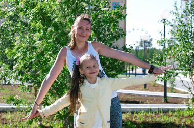 Anne ile oynayan kız