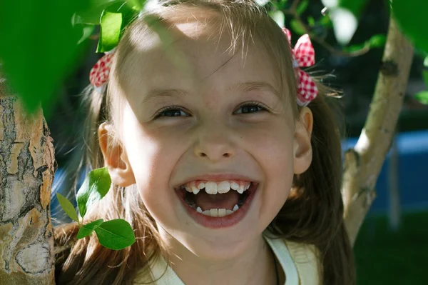 Söt liten flicka ler — Stockfoto