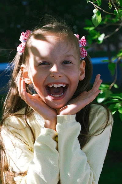 Nettes kleines Mädchen überrascht — Stockfoto