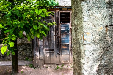 Gargnano Brescia Lombardy İtalya 'da yeşil limon ağaçları olan ahşap bir limon evi.