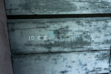 2021 08 01 Gargnano sen ve ben, hayır. Sen ve ben, Gargnano Brescia Lombardy İtalya 'nın yeşil ahşap kapısında yüksek kaliteli bir fotoğraf yazdık.