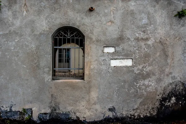 2021 Gargnano Fenster See Hochwertiges Fotofenster Mit Metallgitter See Gargnano — Stockfoto