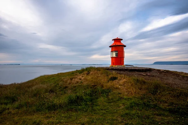 Faro Rojo Sobre Promontorio Península Sugandisey Puerto Stikkysholmur Islandia Occidental — Foto de Stock