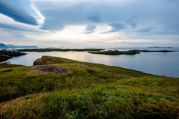Puesta Sol Desde Promontorio Península Sugandisey Sobre Puerto Stikkysholmur Islandia — Foto de Stock