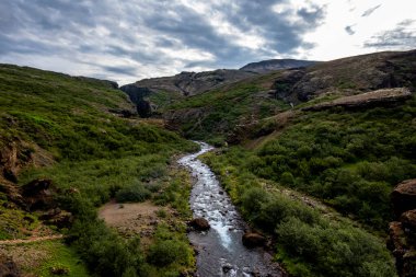 İzlanda 'daki Hvalfjrur fiyortu yakınlarındaki Hvalvatn Gölü' nden Botsna nehrindeki güzel Glymur şelalesinin manzarası.
