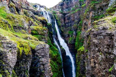 İzlanda 'daki Hvalfjrur fiyortu yakınlarındaki Hvalvatn Gölü' nden Botsna nehrindeki güzel Glymur şelalesinin manzarası.