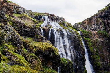İzlanda 'daki Hvalfjrur fiyortu yakınlarındaki Hvalvatn Gölü' nden Botsna nehrindeki güzel Glymur şelalesinin manzarası.