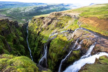 İzlanda 'daki Hvalfjrur fiyortu yakınlarındaki Hvalvatn Gölü' nden Botsna nehrindeki güzel Glymur şelalesinin manzarası.
