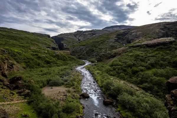 İzlanda 'daki Hvalfjrur fiyortu yakınlarındaki Hvalvatn Gölü' nden Botsna nehrindeki güzel Glymur şelalesinin manzarası.