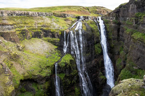 アイスランドのハルヴァフルール フィヨルド近くのハルヴァトン湖からのボツナ川の美しいグリムールの滝の眺め — ストック写真