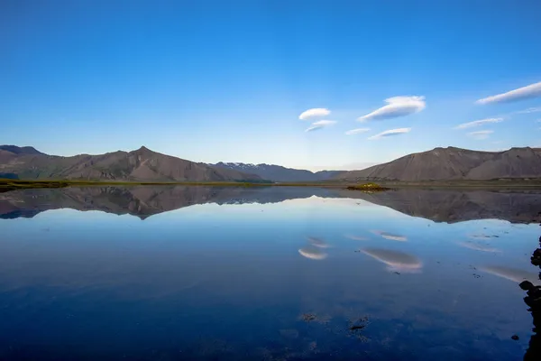 Berge Spiegeln Sich Ruhigen Wasser Rund Lavafelder Die Von Einer — Stockfoto