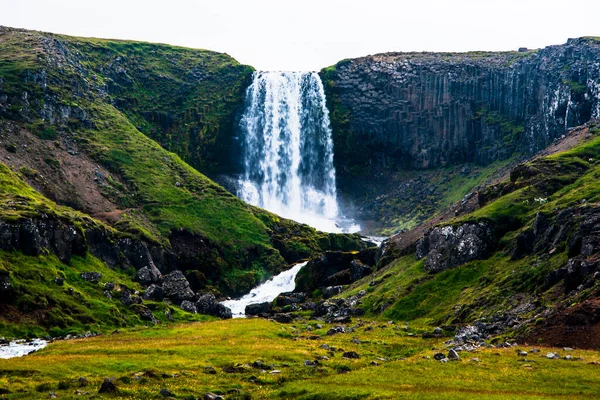 アイスランドのスネフェルスネス半島に玄武岩の柱があるスヴォドフォスの滝の眺め — ストック写真