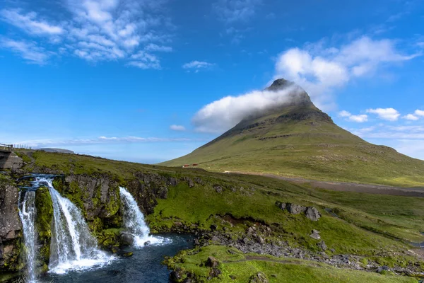 Pohled Horu Kirkjufell Kirkjufellsfoss Vodopád Grundarfjordur Poloostrově Snaefellsnes Islandu — Stock fotografie