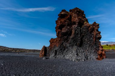 İzlanda 'nın Snaefellsnes yarımadasındaki Djupalon' un kara plajında lav kayaları örüldü.