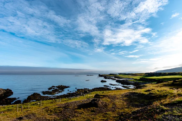 Panorama Interminável Entre Céu Prados Com Oceano Norte Islândia — Fotografia de Stock