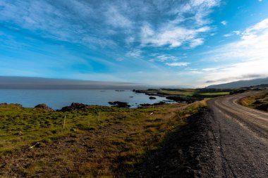 Kuzey İzlanda 'da okyanusla gökyüzü ve çayırlar arasında sonsuz bir manzara.