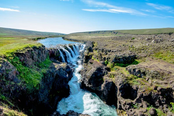 Wodospad Kolugljufur Kanionie Kolugljufur Północnej Icelandzie — Zdjęcie stockowe