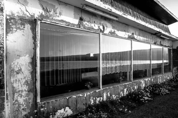 Ventana Restaurante Abandonado Hace Mucho Tiempo Junto Océano — Foto de Stock