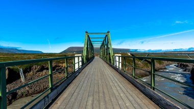 Kuzey İzlanda 'daki Godafoss' ta demir ve ahşap köprü.