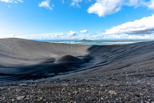 冰岛奥斯特兰地区Myvatn湖中Hverfjall火山的火山口 背景为黑色熔岩 — 图库照片