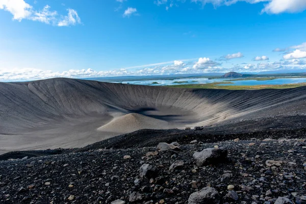 冰岛奥斯特兰地区Myvatn湖中Hverfjall火山的火山口 背景为黑色熔岩 — 图库照片