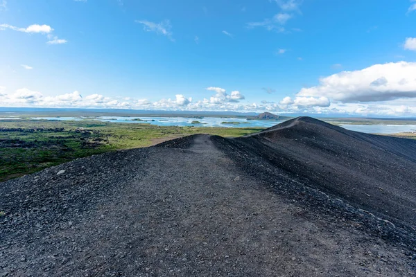 冰岛奥斯特兰地区Myvatn湖中Hverfjall火山的火山口 背景为黑色熔岩 — 图库照片